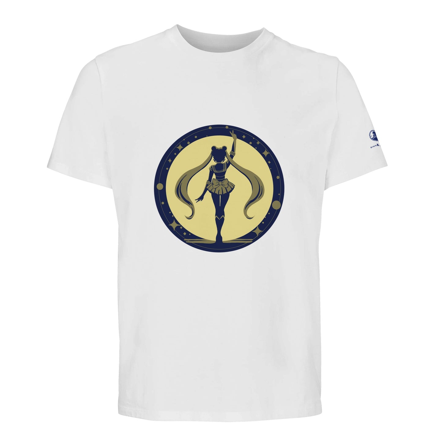 Camiseta blanca con ilustración fanart de la silueta de Sailor Moon frente a una luna llena, enmarcada con detalles astrales.