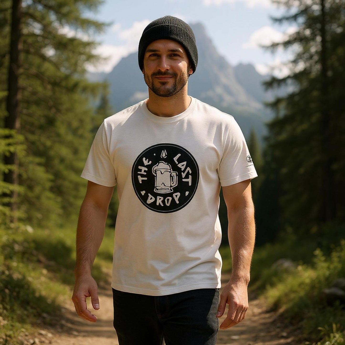 Camiseta blanca en circulo negro con letras blancas