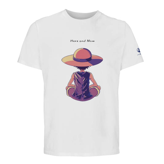 camiseta blanca dibujo fan art con leyenda aquí y ahora en ingles 